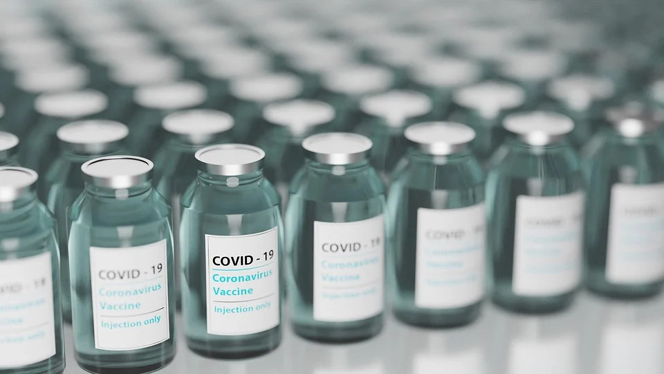 Specjaliści przeanalizują zgon 90-latki po szczepieniu przeciw COVID-19