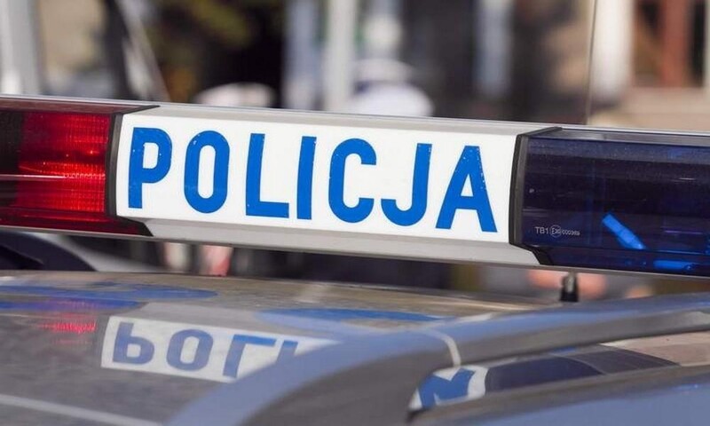 Atak na policjantów podczas nocnej interwencji. 18-latek uderzał pięścią w radiowóz