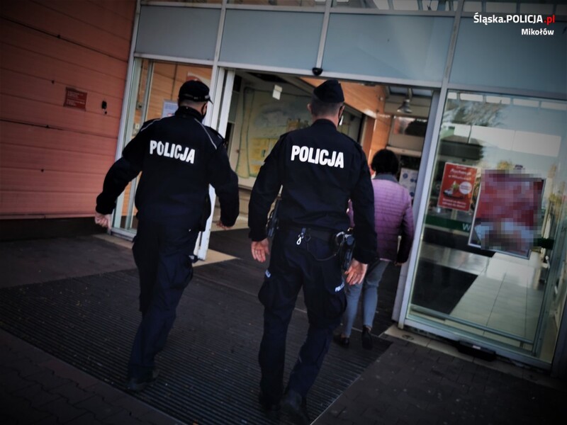 [Foto] Policjanci sprawdzają przestrzeganie obostrzeń