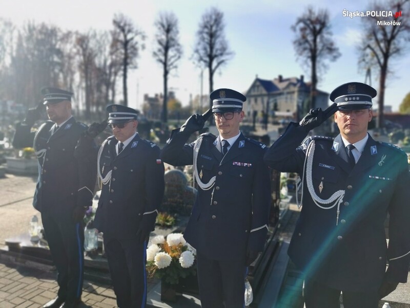 Komendanci garnizonu mikołowskiego oddali hołd poległym funkcjonariuszom