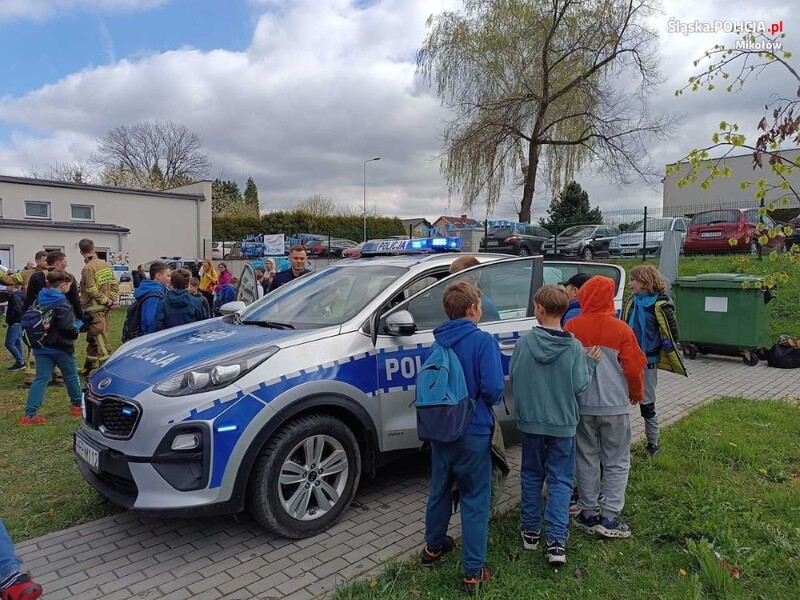 Miesiąc Świadomości Autyzmu. Policjanci wzięli udział w obchodach "Niebieskie Łaziska"