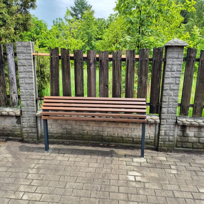 Nowe ławki na przystankach w Łaziskach Górnych – komfort czekania na autobus rośnie!