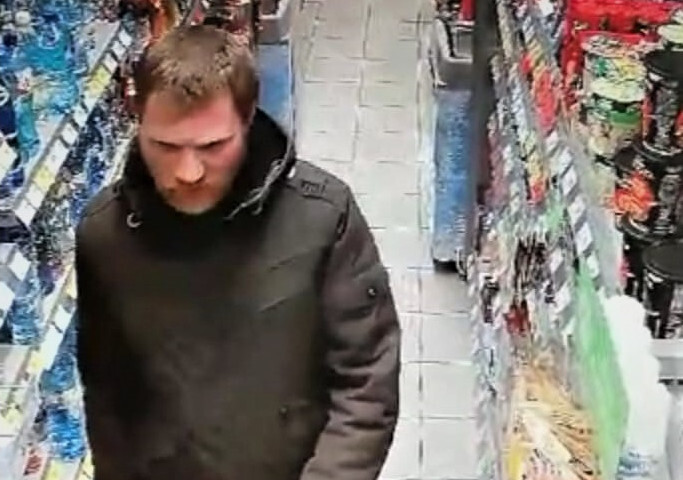 Podejrzany o płatność skradzioną wcześniej kartą. Rozpoznajesz go?