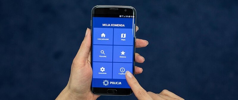 Policjanci zachęcają do skorzystania z aplikacji "Moja Komenda"