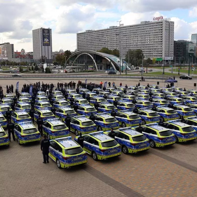 Śląska Policja otrzymała nowe radiowozy. Nowy pojazd trafił również do Łazisk Górnych