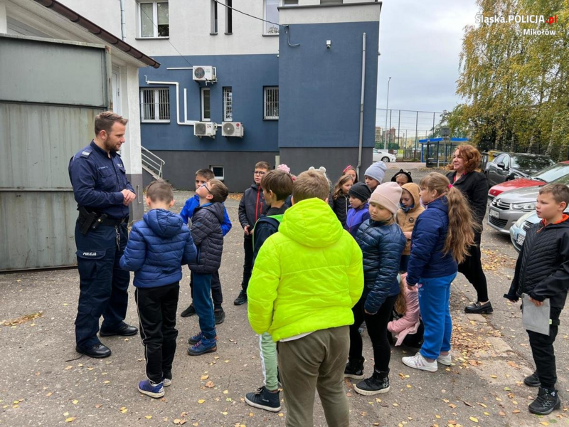 Uczniowie łaziskiej szkoły podstawowej z wizytą w miejscowym komisariacie policji