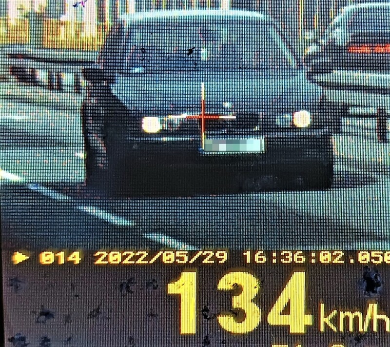 W obszarze zabudowanym z prędkością 103 km/h. Łaziszczanin stracił prawo jazdy