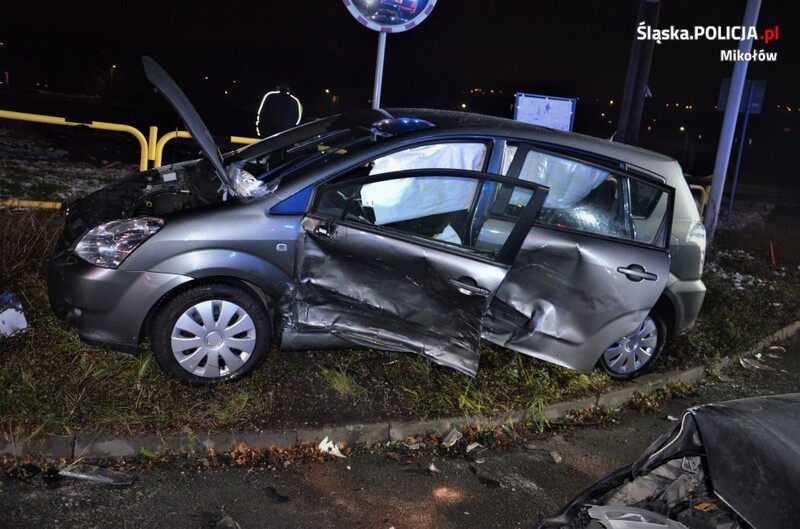 Wypadek na łaziskim skrzyżowaniu. 37 - latek ze złamaną szczęką oraz kośćmi czaszki