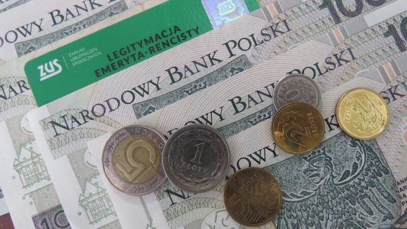 ZUS wysyła listy do emerytów i rencistów z decyzją o "czternastce"